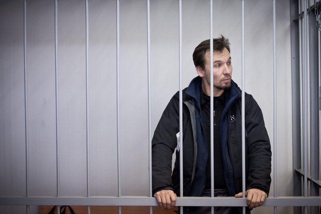 Tomek podczas rozprawy w sądzie w Murmańsku•(c)Greenpeace