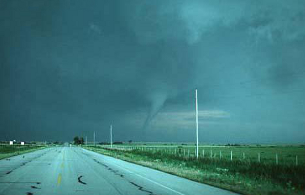tornado, fot. David Hoadley (upper panel) and NSSL (lower panel)/ wikipedia