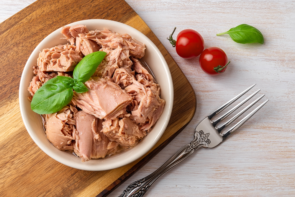 Jasne mięso tuńczyka z puszki. Źródło: Maryia_K/shutterstock