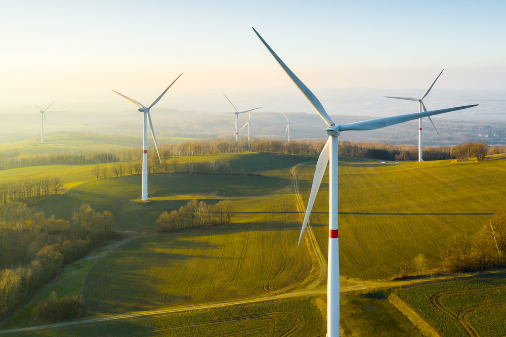 Współczesne turbiny wiatrowe. Źródło: Vladimka production/Shutterstock