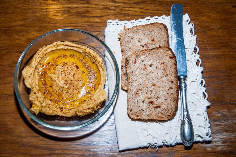 Fot.Hummus z żółtej soczewicy, Amelia Romańska, Vwegeluv.org