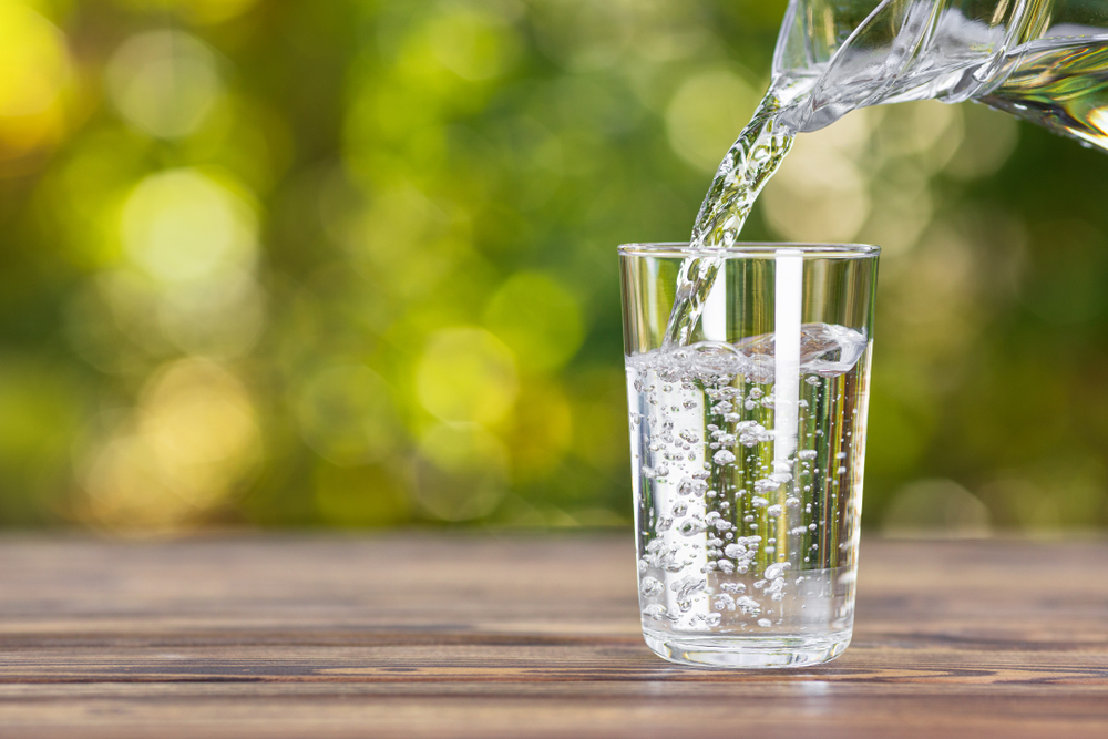 Woda alkaliczna zdaniem zwolenników ma być najzdrowszym napojem. Źródło: Fot. Alter-ego/Shutterstock