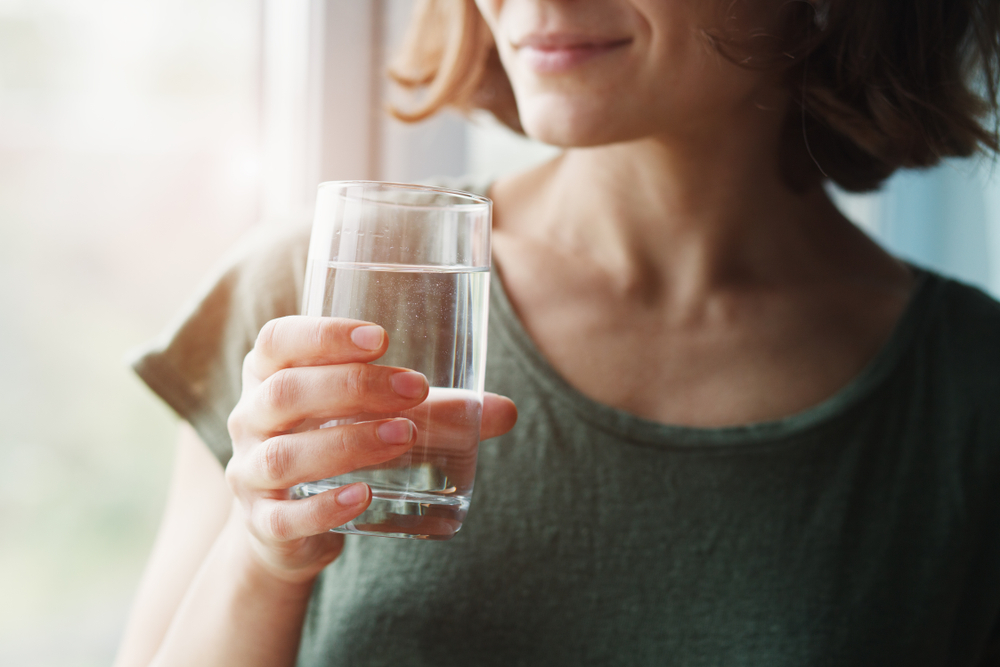 Woda jest przez wielu uznawana za najzdrowszy napój świata. Fot. Alina Kruk/Shutterstock