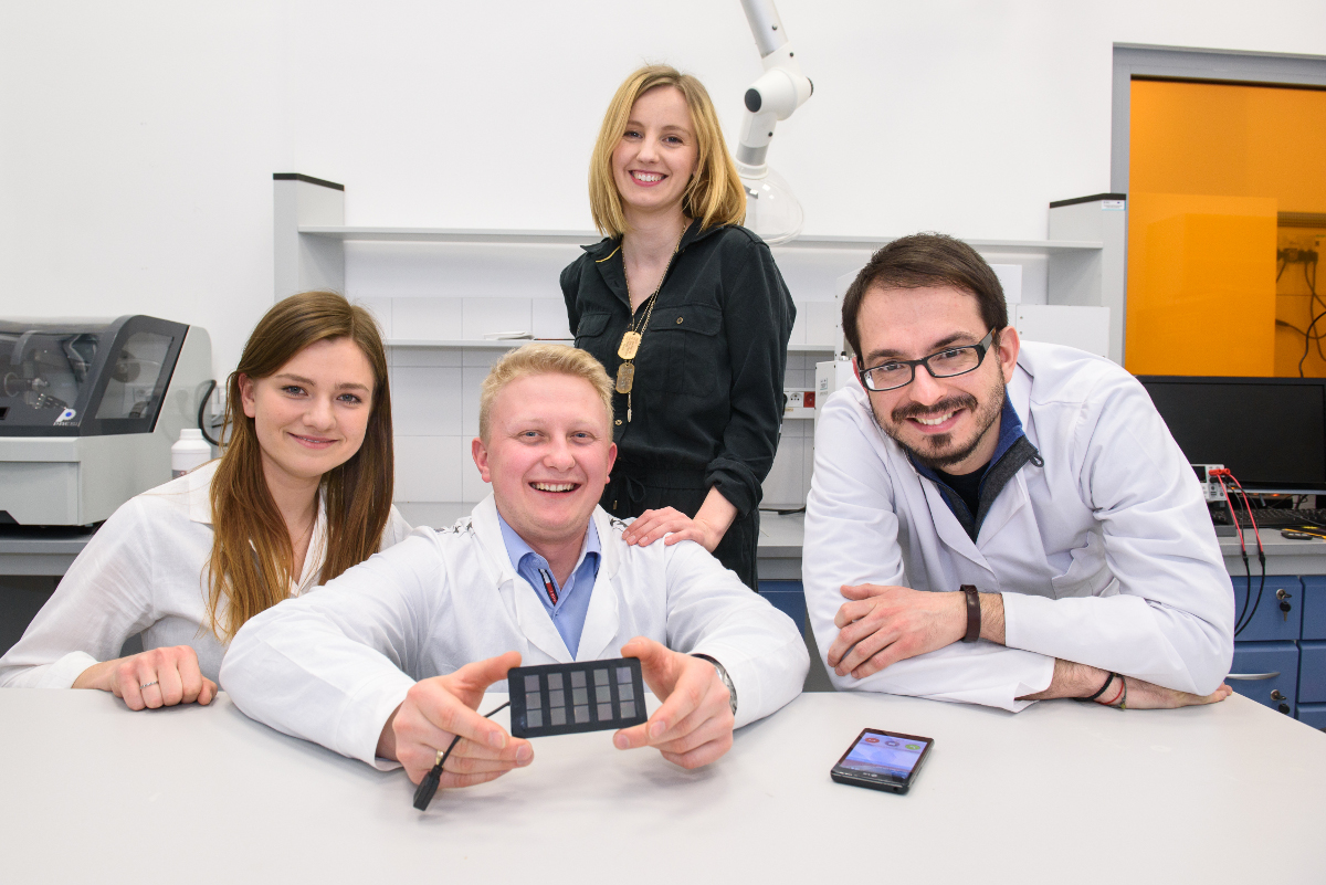 Zespół SAULE pracujący nad prototypem modułu na bazie perowskitów, który może zasilać urządzenia typu smartfon.