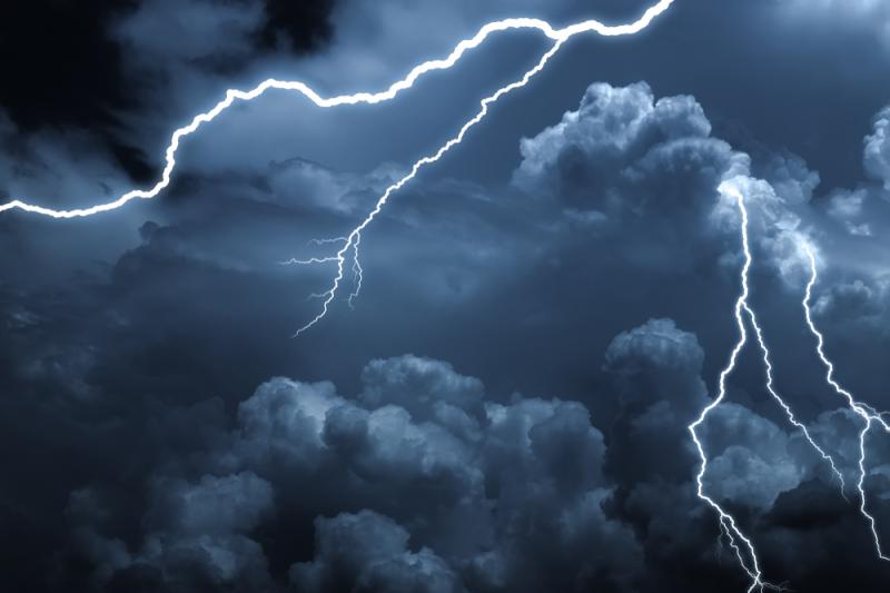 Burzom śnieżnym towarzyszą klasyczne wyładowania atmosferyczne. Fot. pamas/Shutterstock