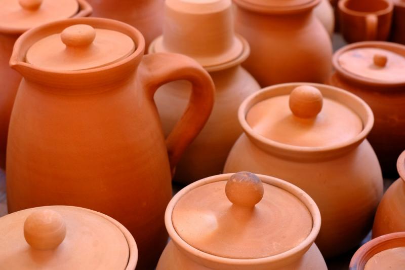 Glinka czerwona jest wykorzystywana także w ceramice, fot. Vinayak Jagtap/Shutterstock