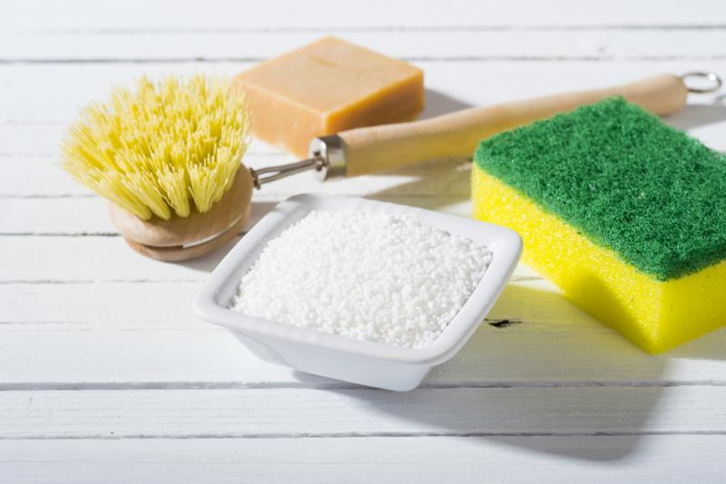 Kwasek cytrynowy można wykorzystać do czyszczenia w kuchni, fot. images72/Shutterstock
