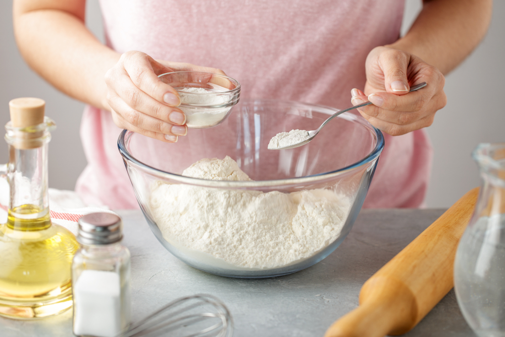 Proszek do pieczenia służy głównie do wypieków ciast. Fot. Olga Dubravina/Shutterstock