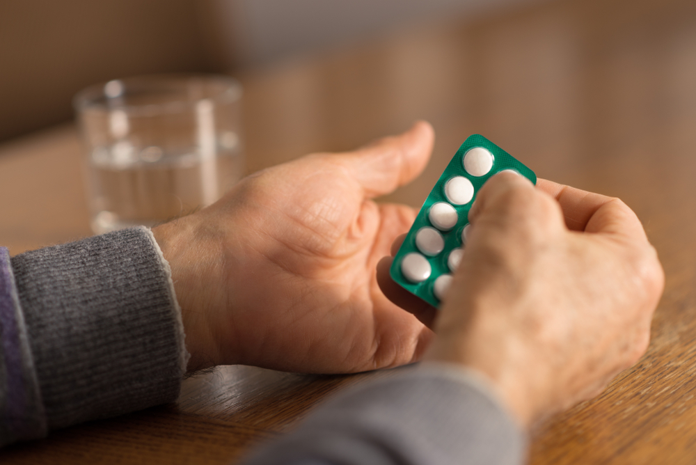 Aspirynę stosuje się przede wszystkim w walce z objawami przeziębienia i grypy, fot. Goksi/Shutterstock