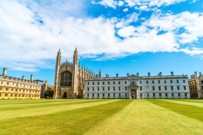 Wypielęgnowany trawnik King's College na Uniwersytecie Cambridge. Fot. gowithstock/Shutterstock