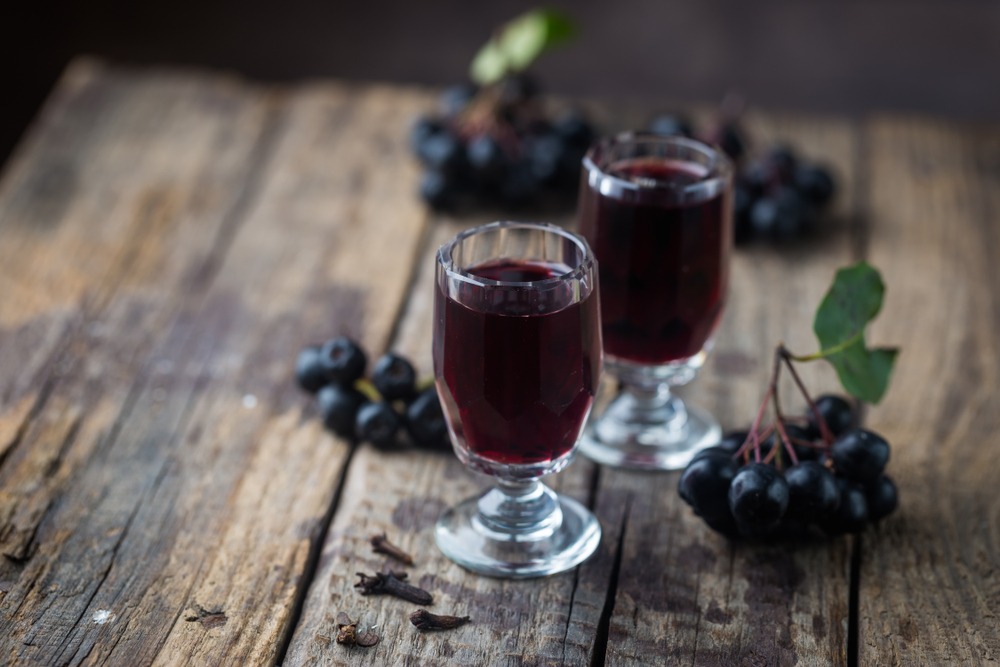 Nalewka z aronii ma głęboki, granatowy kolor, fot. Goskova Tatiana/Shutterstock