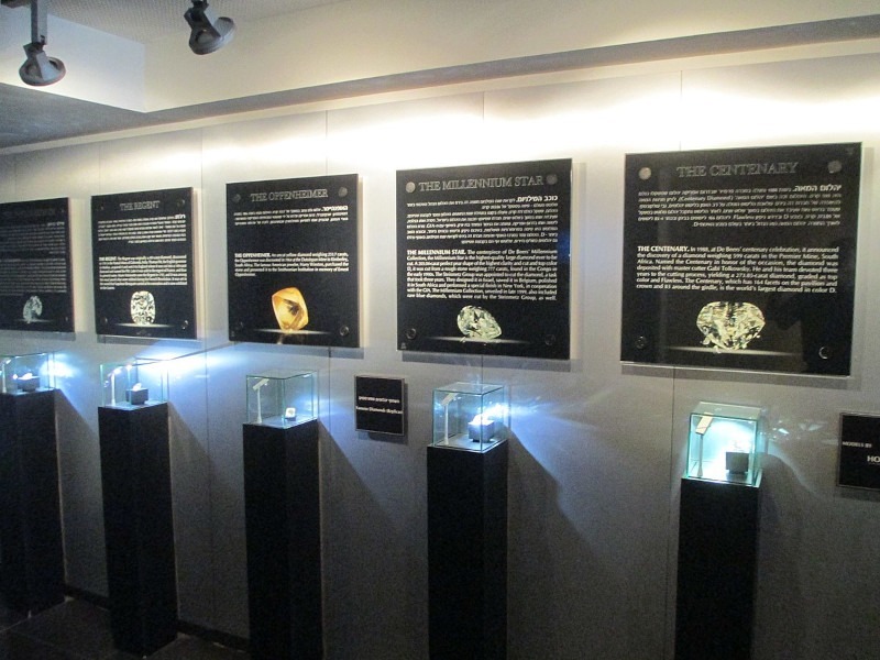 Wystawa w izraelskim Muzeum Diamentów – Diament Stulecia po prawej stronie; źródło: Wikimedia Commons