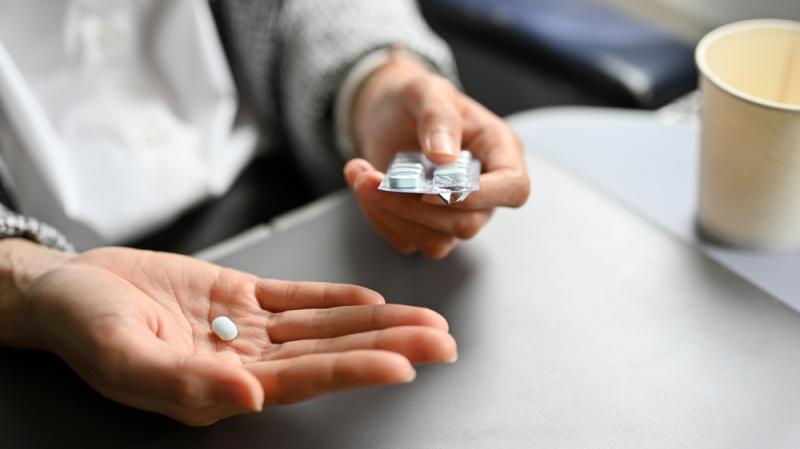 Istnieją leki hamujące mdłości i wymioty w czasie podróży, fot. BongkarnGraphic/shutterstock