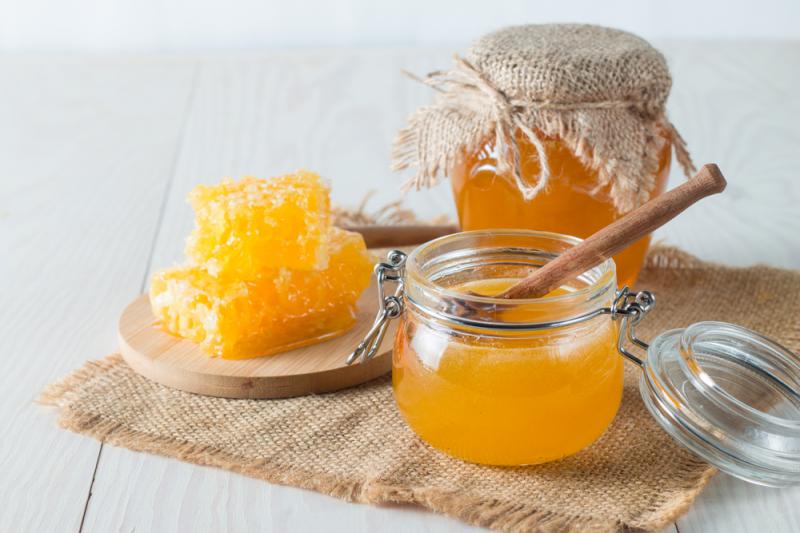 Miód ma wiele prozdrowotnych właściwości, fot. CreatoraLab/Shutterstock