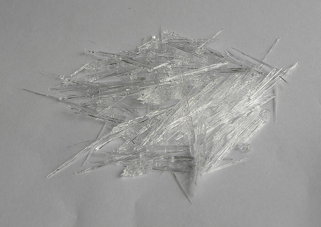 Fenol jest bezbarwnym ciałem stałym o strukturze krystalicznej