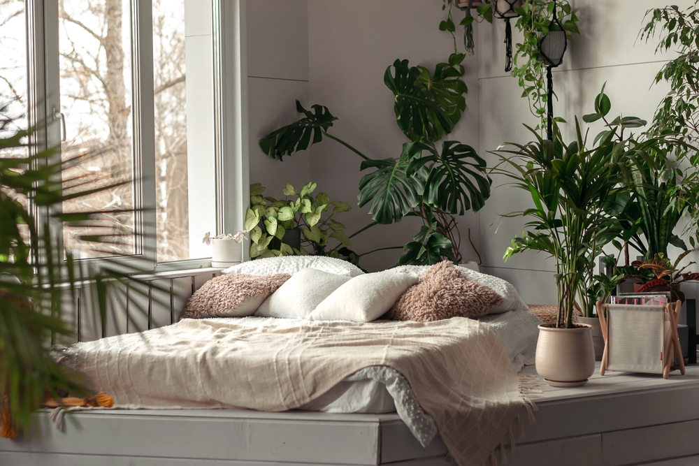 Sypialnia z dużą ilością roślin doniczkowych, fot. Tatiana Buzmakova/Shutterstock