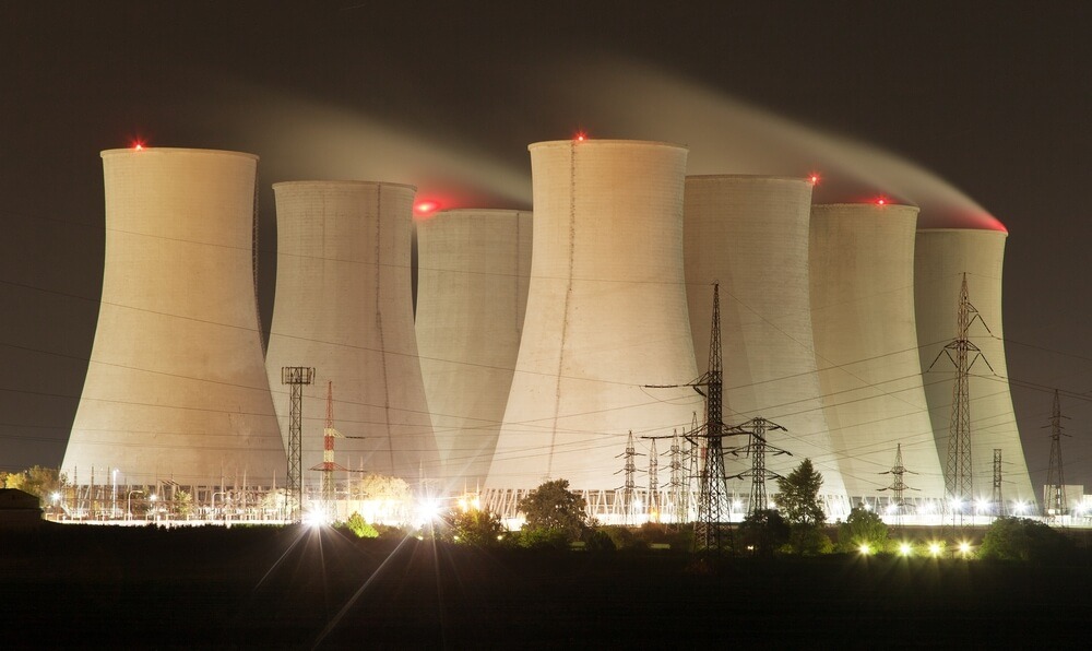 Widok na elektrownię jądrową Jaslovske Bohunice, wieże chłodnicze, Słowacja, fot. Shutterstock/Daniel Prudek