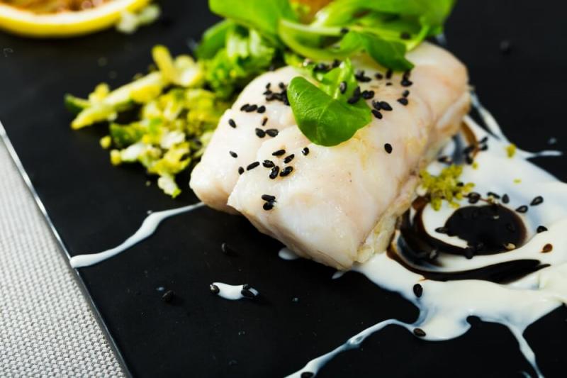 Duszony filet z morszczuka, fot. BearFotos/Shutterstock