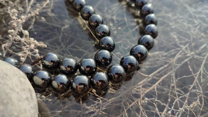Korale z hematytu, fot. ElyaPhoto/Shutterstock Jaką moc ma hematyt?