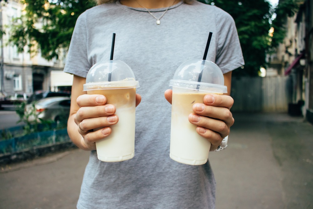 W przypadku plastikowych kubków, w tym ich pokrywek i wieczek, taka opłata wyniesie 20 groszy od sztuki