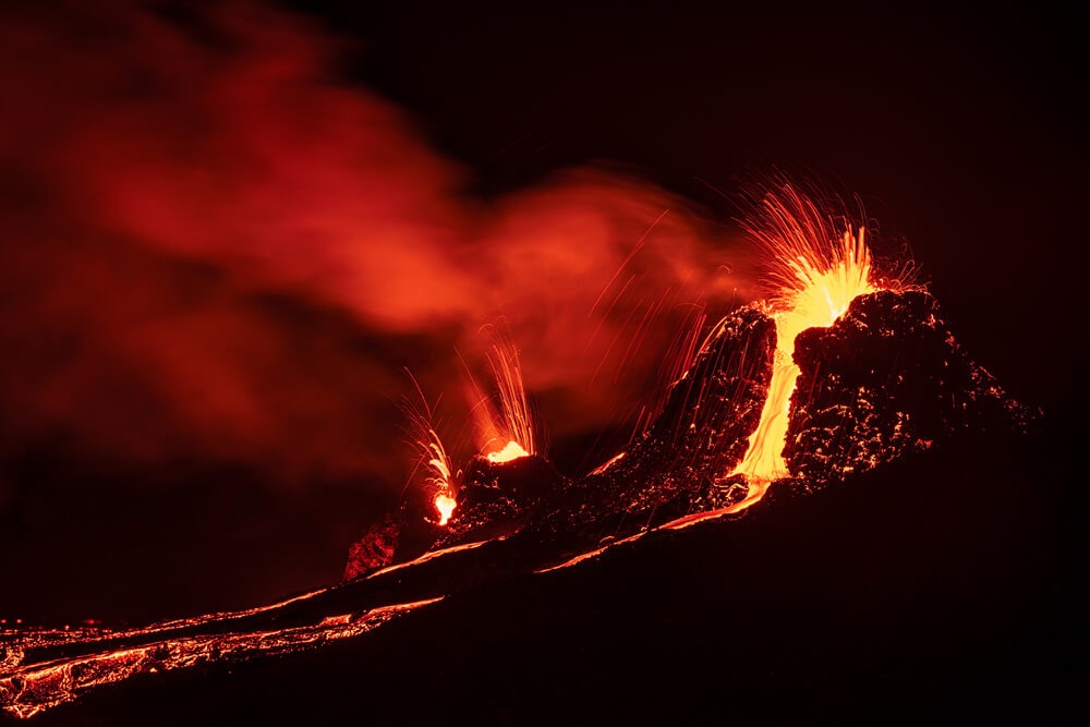Erupcja wulkanu Fagradalsfjall na półwyspie Reykjanes, około 40 kilometrów od Reykjaviku w Islandii, fot. Luigi Morbidelli/Shutterstock