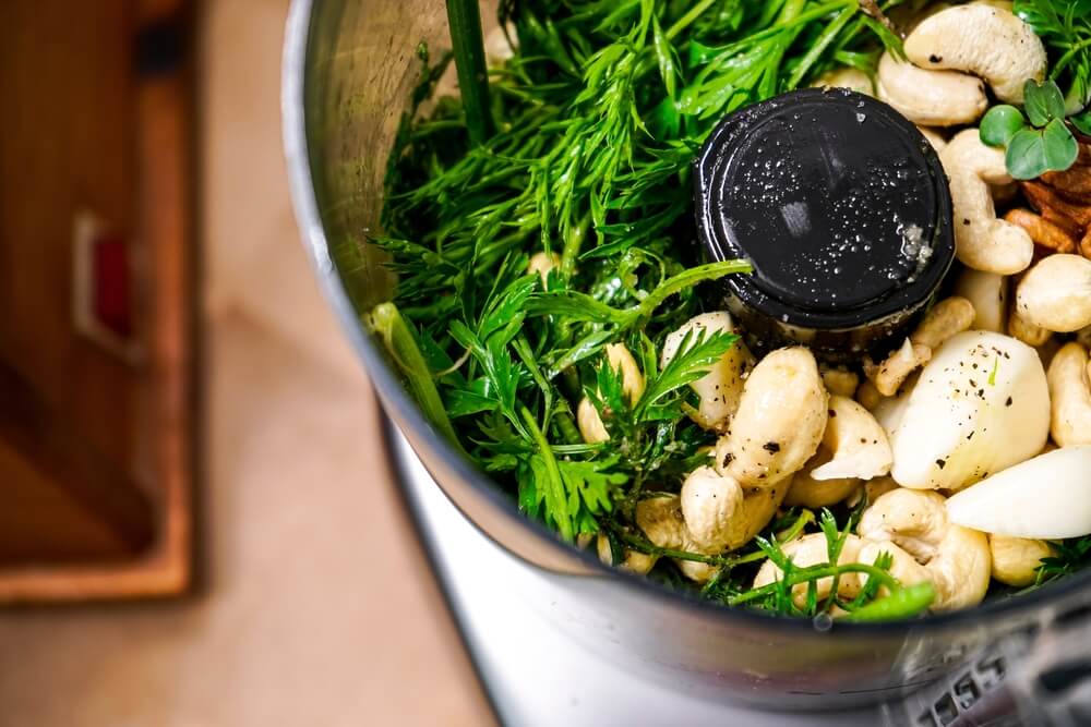 Pesto z natki marchewki