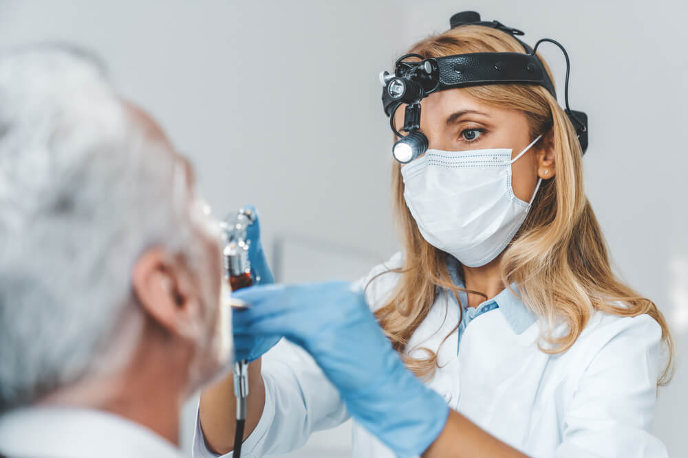 Chorobami krtani zajmuje się laryngolog