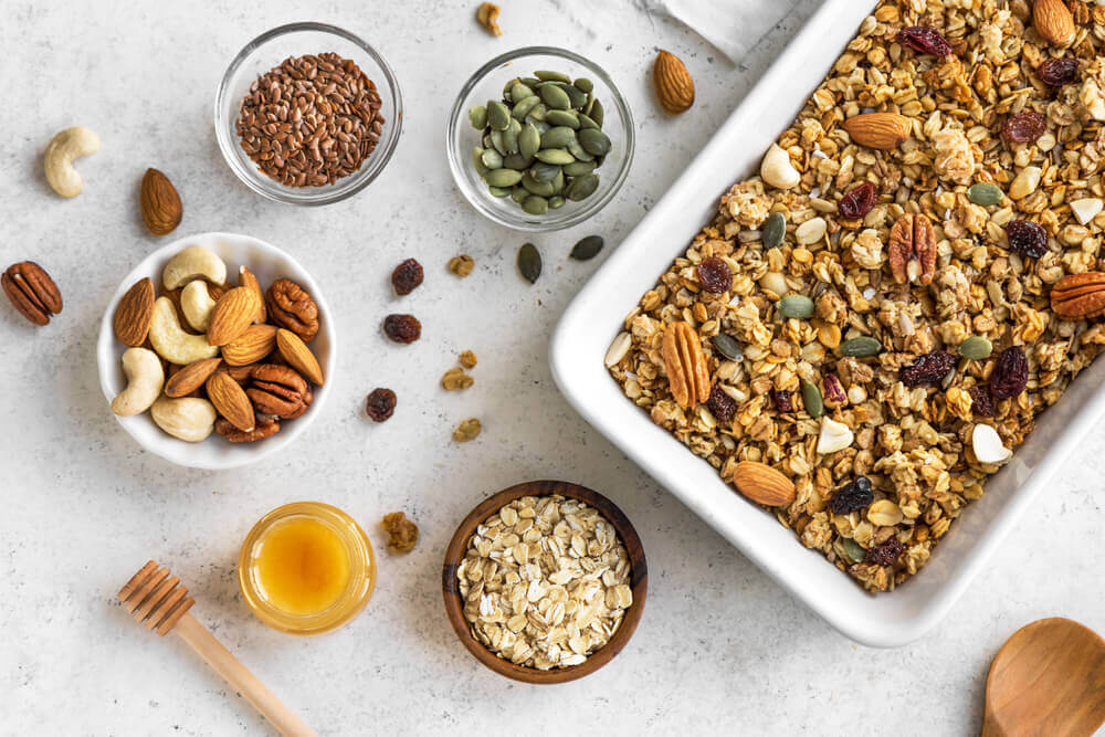 Proteinowa granola zawiera orzechy i nasiona
