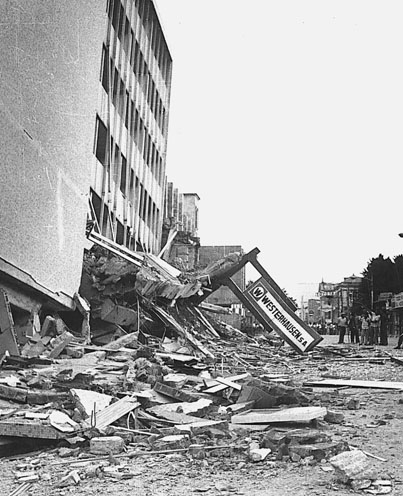 Zawalony budynek hotelu Gran w metropolii San Salvador po trzęsieniu ziemi 