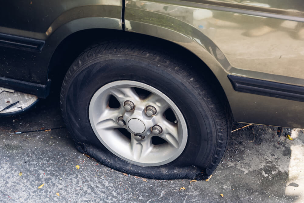 Aktywiści uszkodzili opony