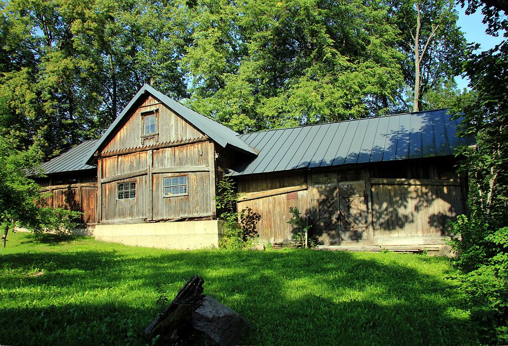 Drewniany dwór w Parku Pałacowym w Białowieży