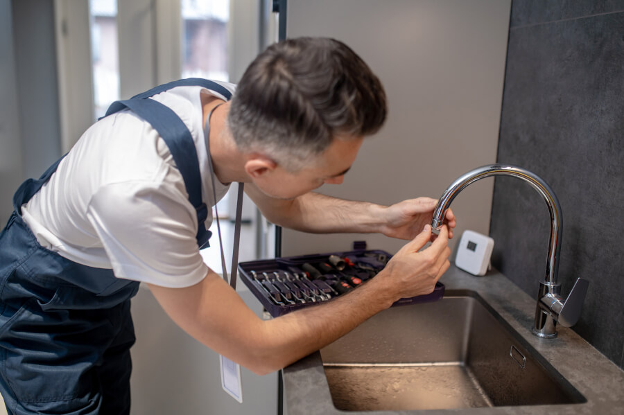 Perlator da się łatwo zamontować na każdej baterii łazienkowej