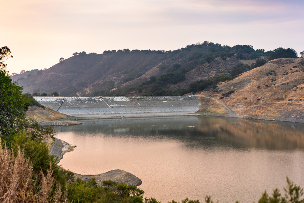 Trump uwolnił wodę z tamy w Kalifornii