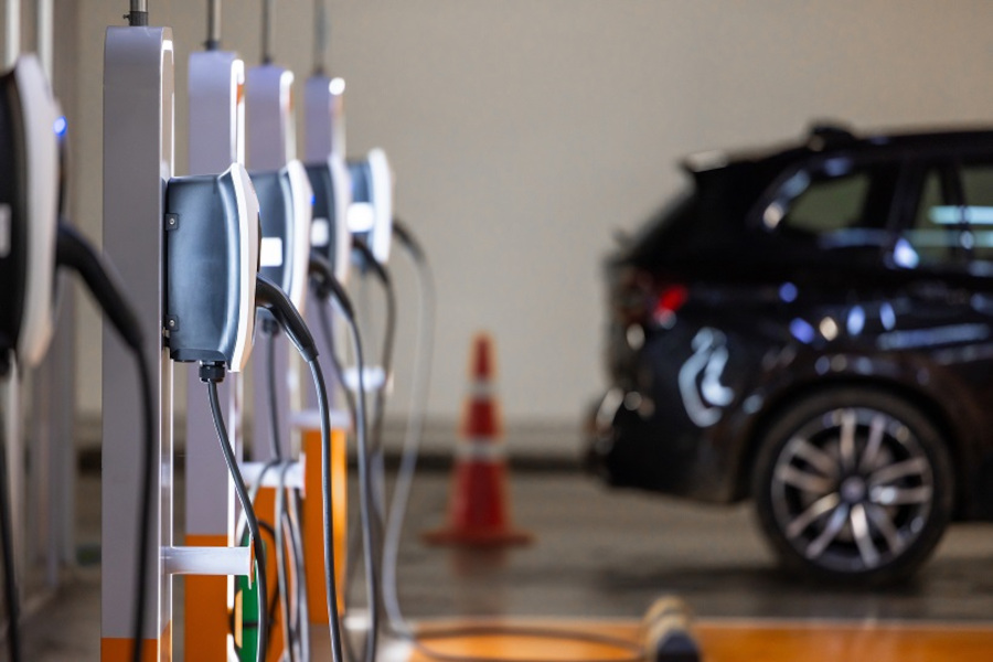 Ładowanie EV i samochód elektryczny, Stacja ładowania samochodów elektrycznych do ładowania akumulatora EV, Wtyczka do pojazdu z silnikiem elektrycznym, Ładowarka EV czysta energia, Punkt ładowania na parkingu samochodowym