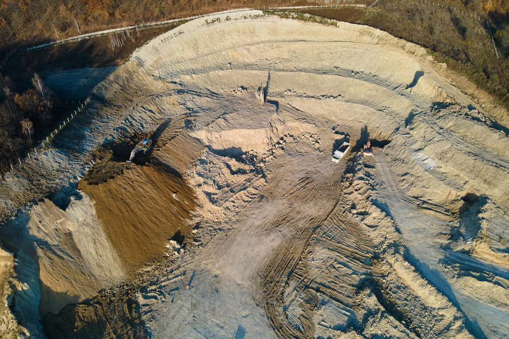 Widok z lotu ptaka na otwartą kopalnię piasku – przemysł wydobywczy piasku w krajobrazie naturalnym