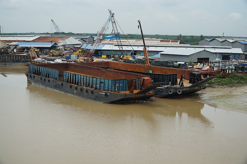 Barki transportujące piasek na rzece Mekong – wydobycie surowca w Azji Południowo-Wschodniej