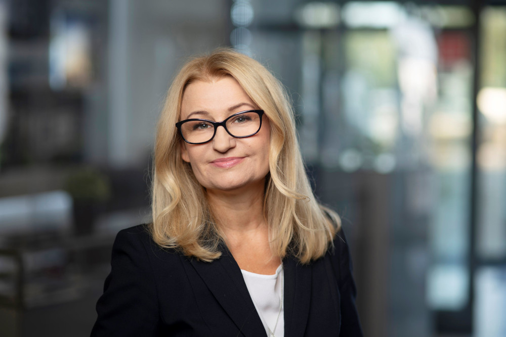 Prefabrykacja drewniana zdobywa rynek dzięki ekologicznym materiałom, niższym kosztom i szybkiemu montażowi.