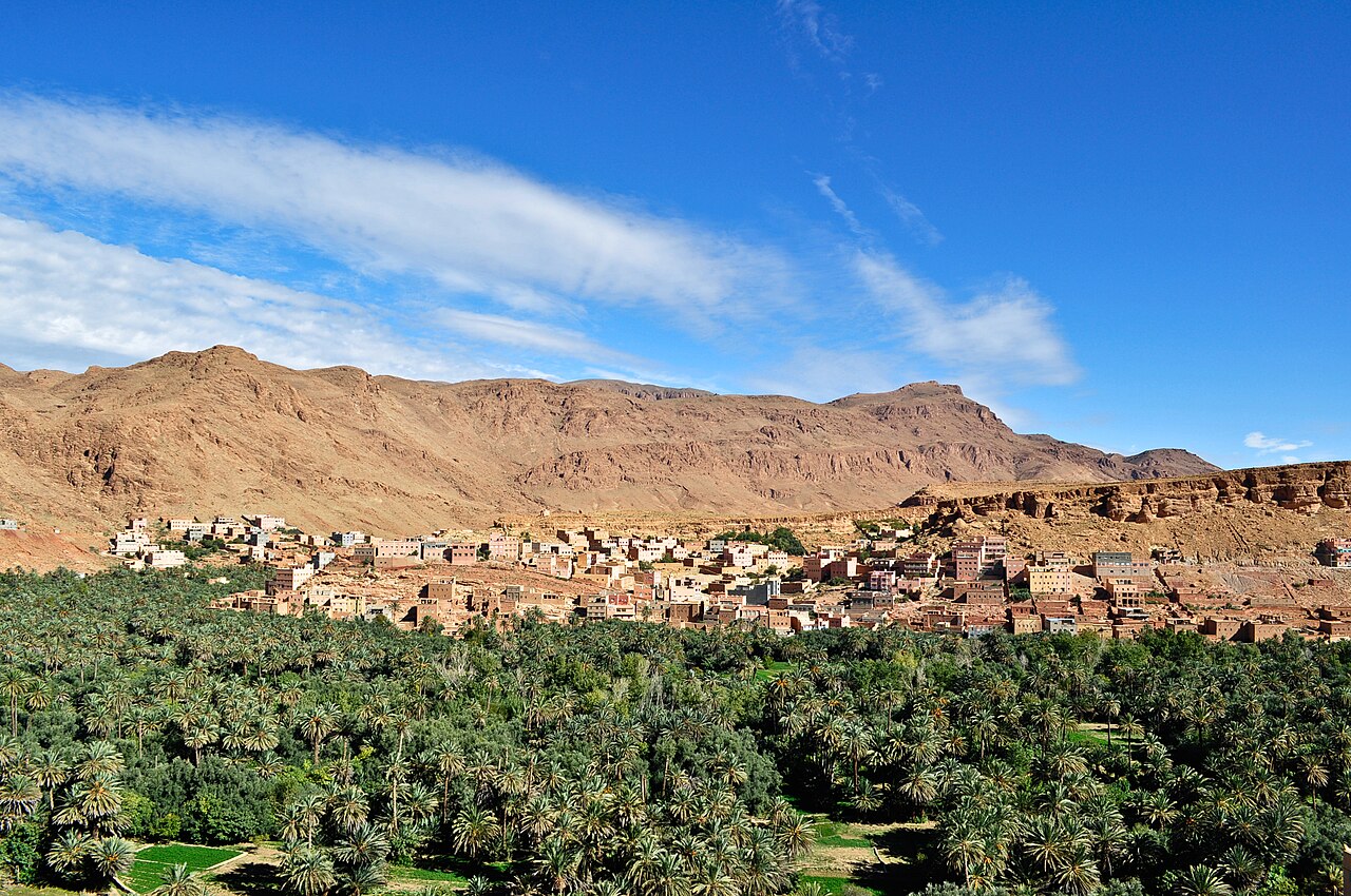 Oaza Tinghir w Maroko nad rzeką Draa