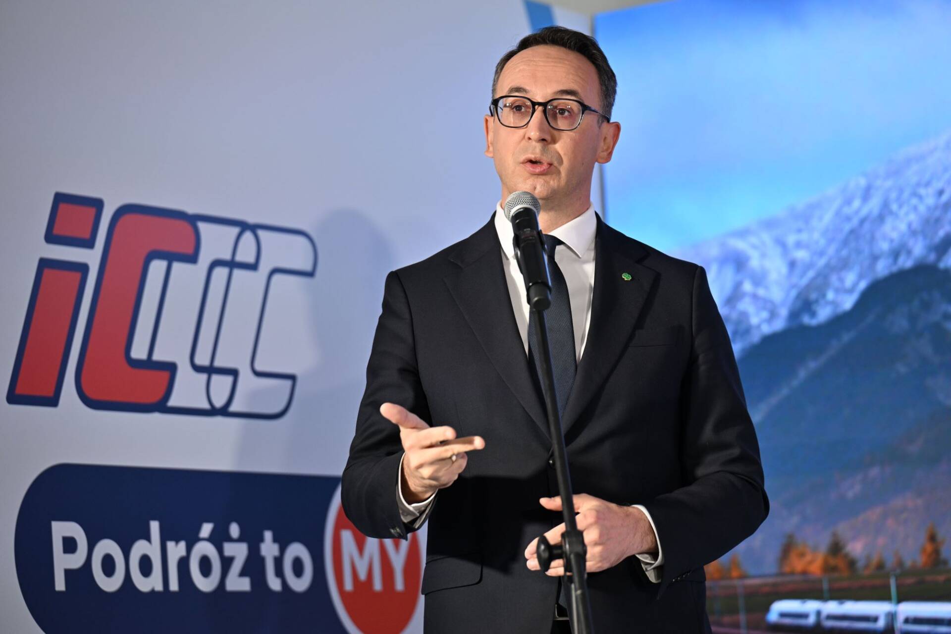 PKP Intercity w grudniu 2025 r. uruchomi pierwszą z nowych tras przez małe i średnie miasta, obsługiwaną przez 35 hybrydowych i 22 spalinowe składy.