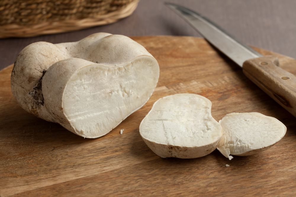 Czasznica olbrzymia (Calvatia gigantea) pokrojona w plastry – młody jadalny grzyb o delikatnym smaku, idealny do smażenia