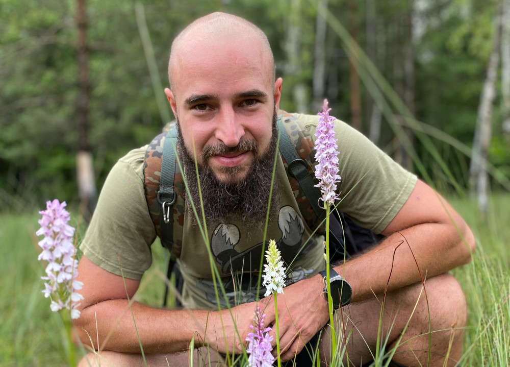 Mikołaj Siemaszko - przyrodnik, edukator, fascynat sozologii, społecznik. Pomaga w działaniach na rzecz ochrony przyrody na terenie całego kraju. Członek ministerialnego zespołu ds. Owadów zapylających. Autor licznych artykułów popularno-naukowych. O przyrodzie myśli w sposób nieszablonowy. Jego główne zainteresowania to zależności między organizmami i ekosystemach.