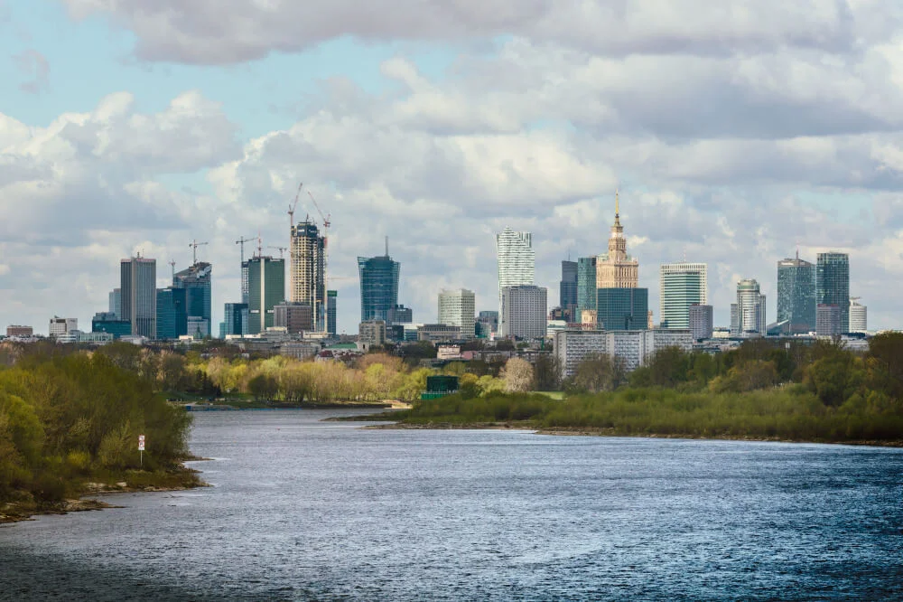 Wisła znika w oczach. Kopalnie piasku wysysają z niej więcej, niż rzeka może uzupełnić. Efekt? Rekordowy stan – tylko 4 cm w Warszawie.