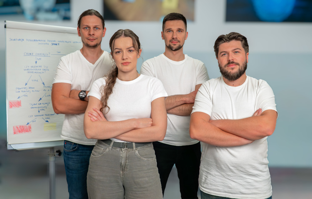 Jacek Bajer, Arkadiusz Kurasz, Klaudia Szwajkowska i Rafał Amrozik z Uniwersytetu WSB Merito w Poznaniu, Wydziału Przedsiębiorczości i Innowacji w Warszawie zostali ogłoszeni krajowymi zwycięzcami XX edycji Konkursu Nagrody Jamesa Dysona za Smart Triage Tag – Inteligentną Opaską Ratunkową.