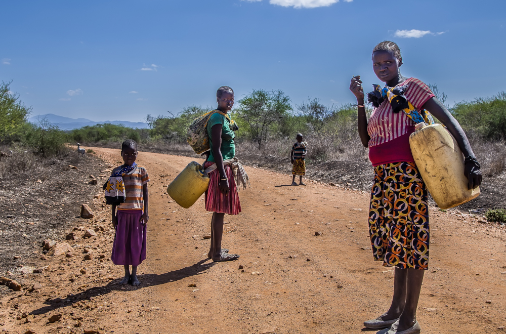 Afrykańskie kobiety w drodze po wodę