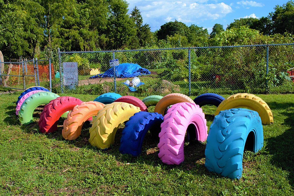 Plac zabaw ze zużytych opon