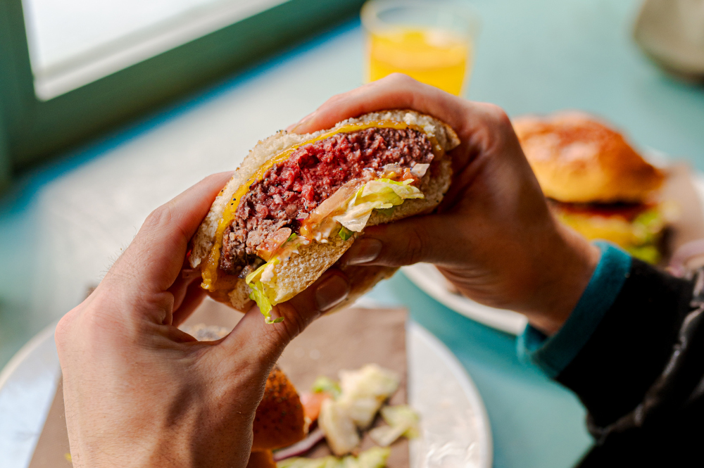 Hybrydowy burger, który ma połączyć świat? Impossible Foods stawia na „pół na pół”