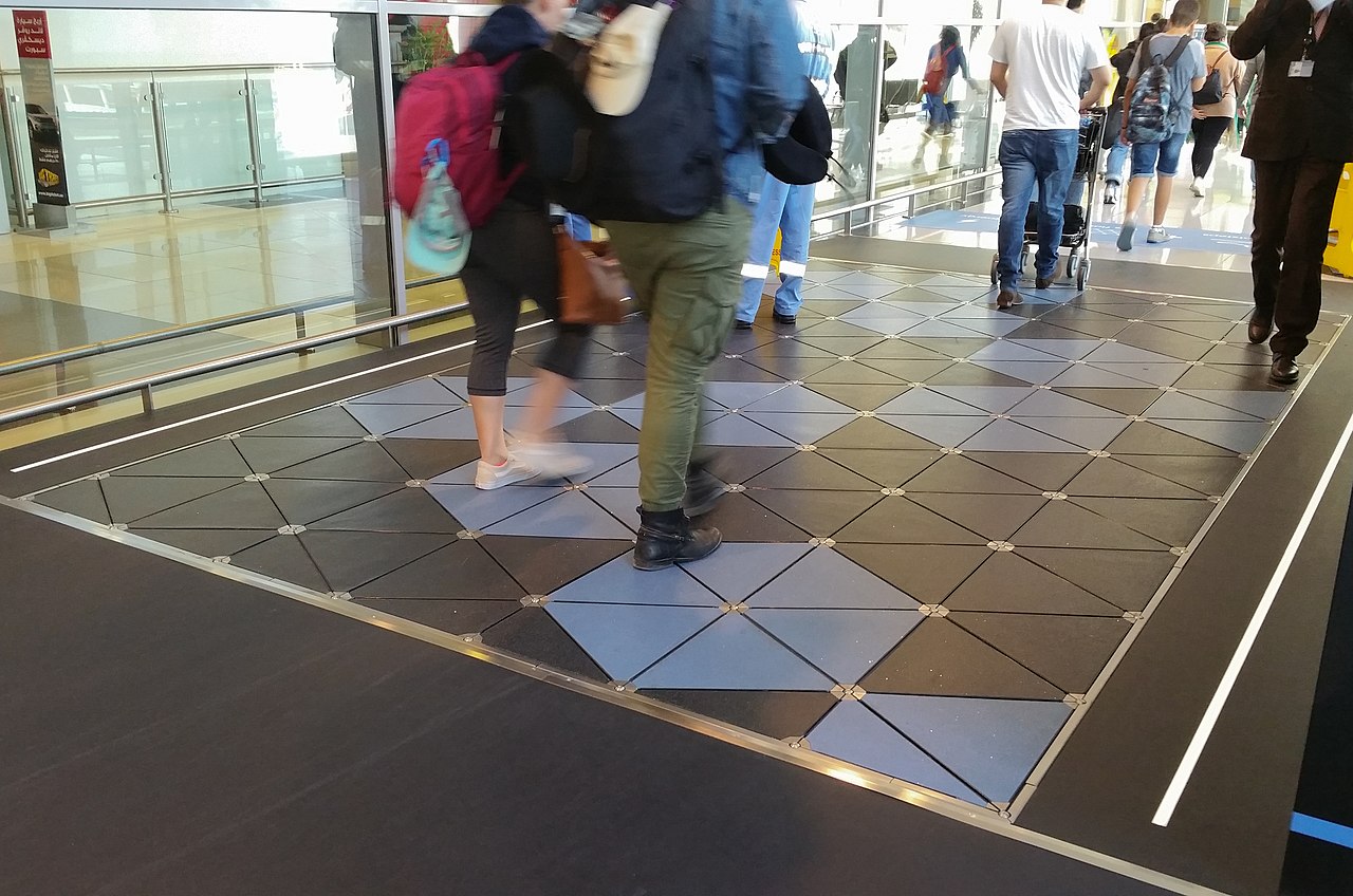 Kinetyczny chodnik na lotnisku w Abu Dhabi