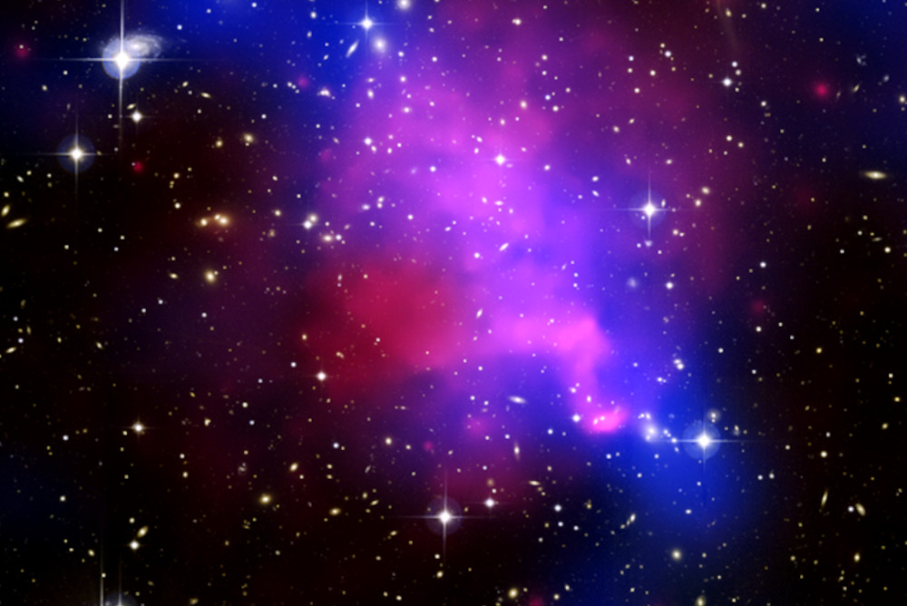 Gromada galaktyk Abell 520 (kolor niebieski – ciemna materia, kolor różowy – gorący gaz)