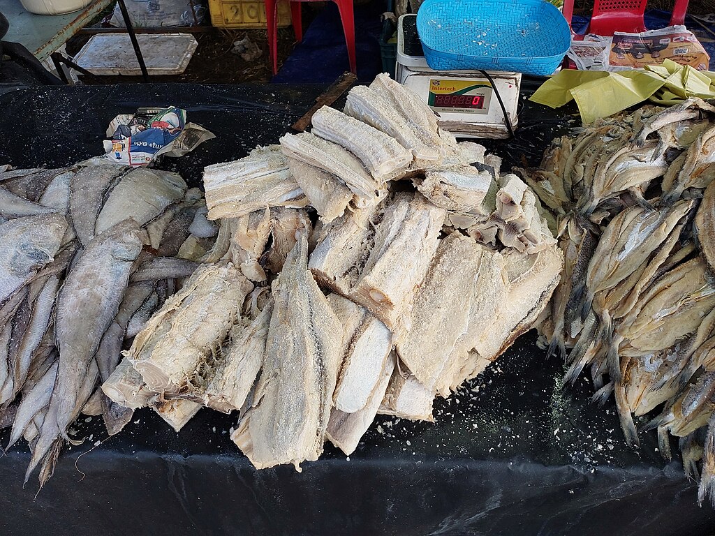 Suszone ryby na targu