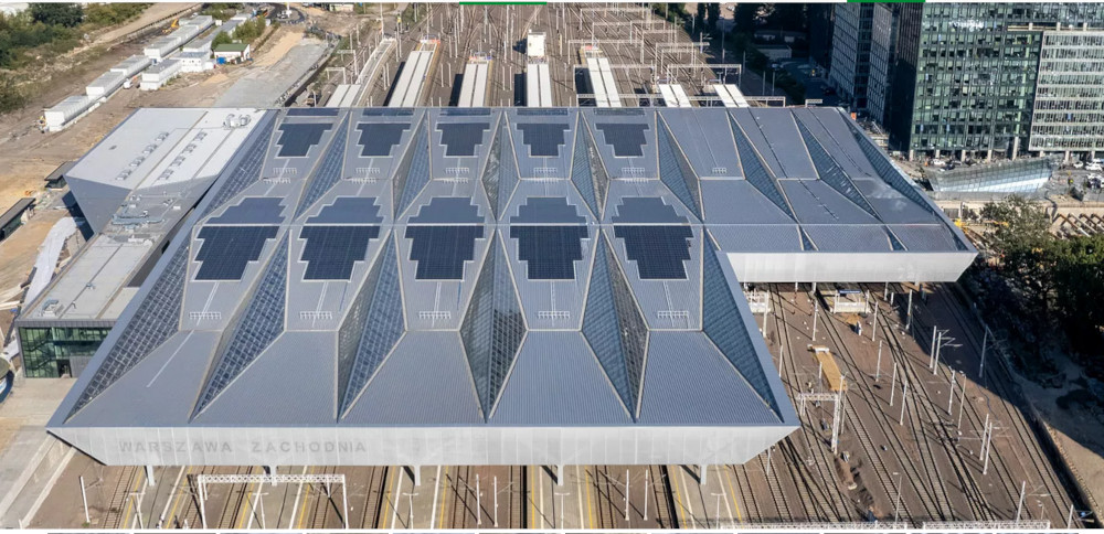 Nowoczesny Dworzec Warszawa Zachodnia z zadaszeniem wyposażonym w największą w Europie instalację fotowoltaiczną zintegrowaną z budynkiem, produkującą energię słoneczną i ograniczającą emisję CO₂.